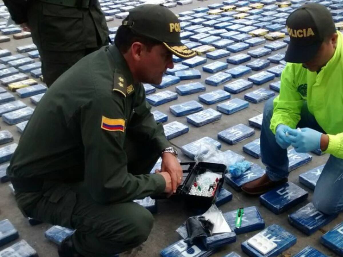 Armada detecta semisumergible cargado con 5.8 toneladas de coca