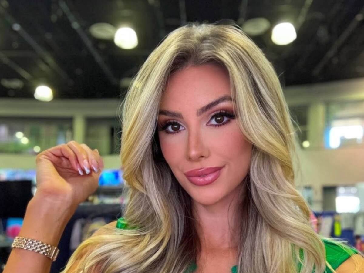 La historia de Sara Cardona, la reportera colombiana que cubre el fútbol americano de la NFL