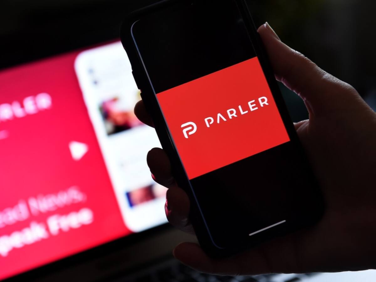 Parler, la red social extremista, volvió a estar en línea