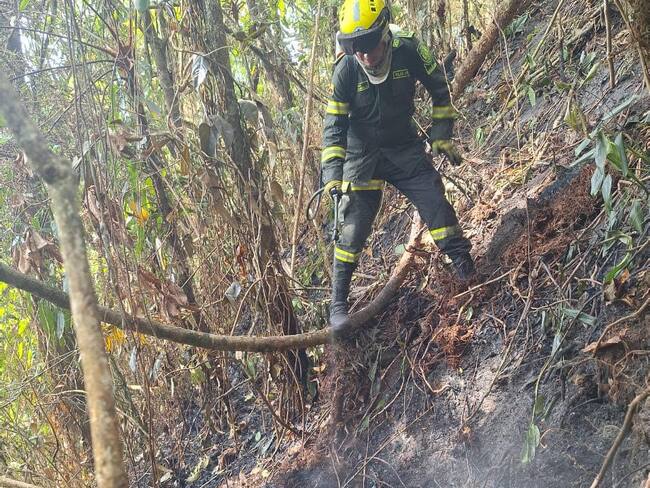 La Policía Antioquia informó que adelantará la fase enfriamiento para garantizar el control total de la emergencia. Foto: Policía Antioquia.