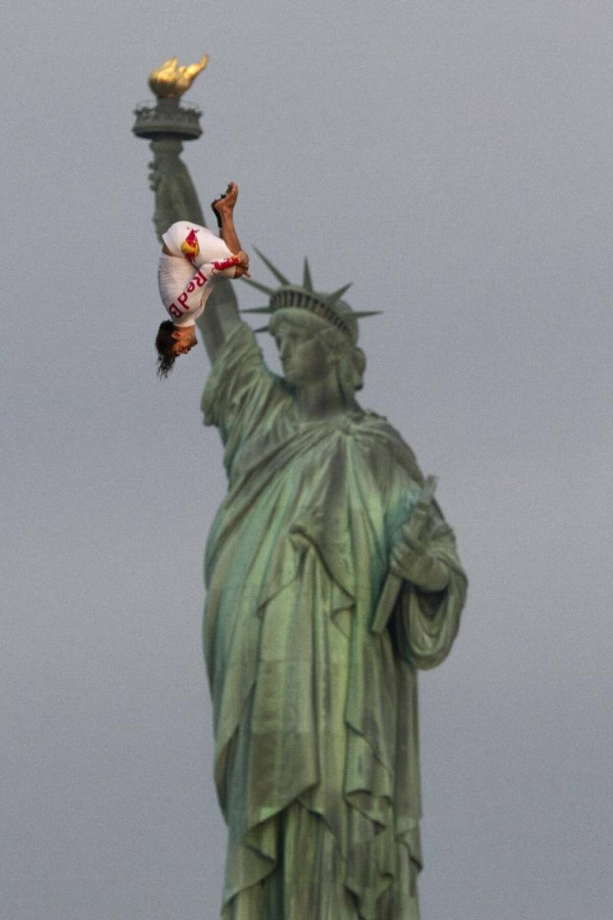 El clavadista colombiano saltó 23 metros desde un helicóptero como un adelanto de la quinta parada del Red Bull Cliff Diving World Series que se llevará a acabo en Boston (Estados Unidos).