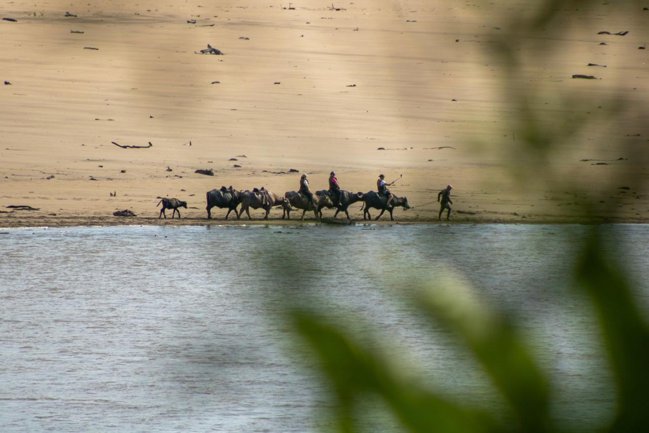 Habitantes de la Amazonía transitan por la ribera del río Amazonas.|Foto: Sara Alejandra Medellin