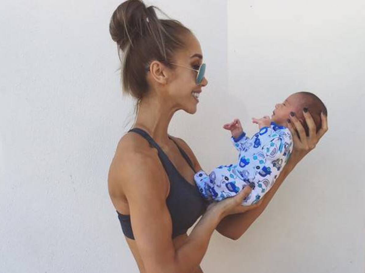 Bloguera fitness es criticada por publicar foto de su hijo recién nacido
