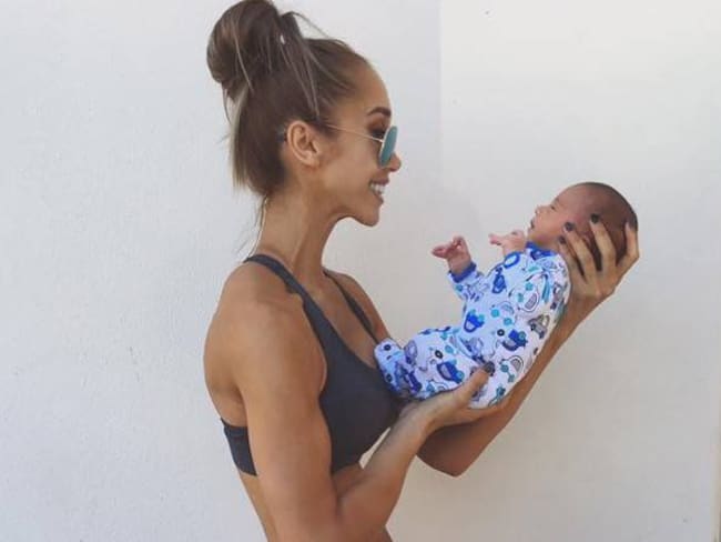 Bloguera fitness es criticada por publicar foto de su hijo recién nacido