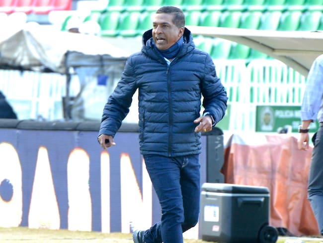 TUNJA- COLOMBIA, 06-02-2022: Alexis Garcia director técnico de La Equidad.Patriotas Boyacá y La Equidad durante partido por la fecha 5 como parte de la Liga BetPlay DIMAYOR I 2022 jugado en el estadio La Independencia de la ciudad de Tunja. / Alexis Garcia coach of La Equidad.Patriotas Boyaca agaisnt of La Equidad during match between Patriotas Boyaca and La Equidad for the date 5 as part of Liga BetPlay DIMAYOR I 2022 played at La Independencia stadium in Tunja city. Photo: VizzorImage / Macgiver Barón/ Contribuidor