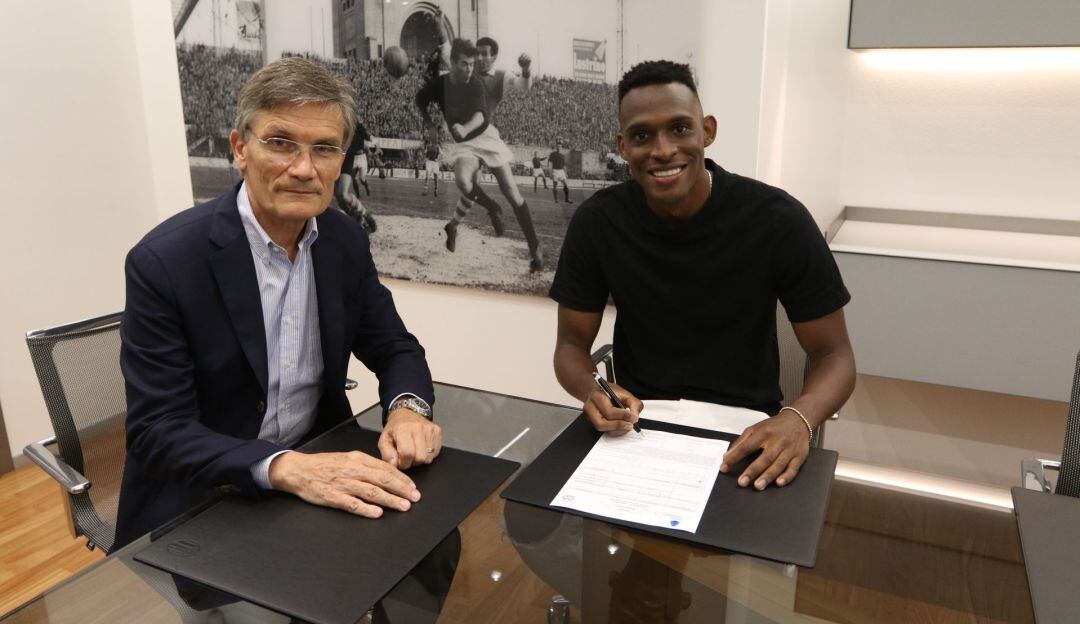 Jhon Janer Lucumí firmando su contrato como jugador del Bolonia.