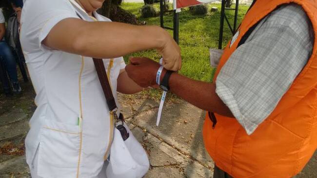 Funcionarios de la secretaria de salud entregan manillas a conductores de motocicletas