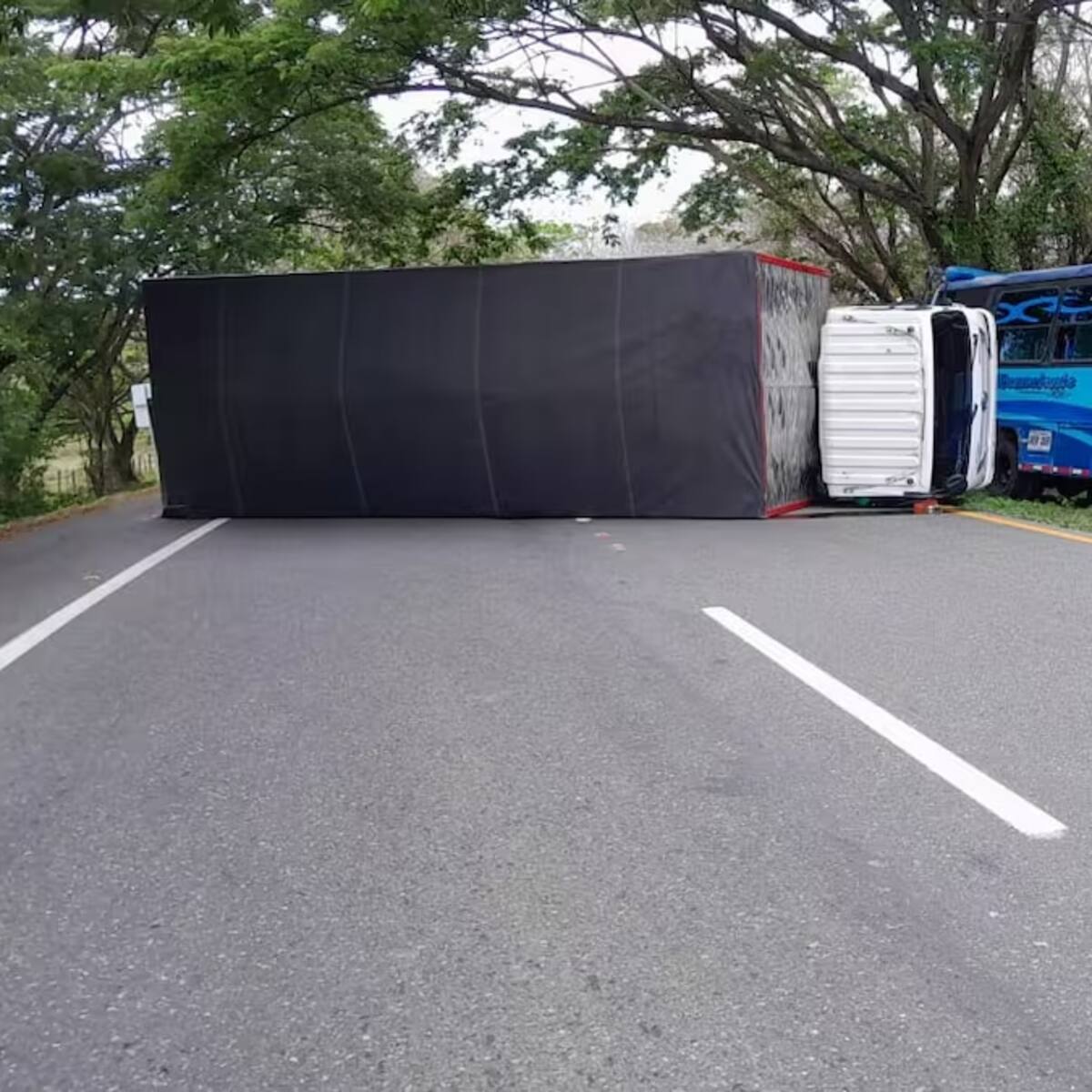 Fuerte choque entre camión y buseta de Bayunca en la vía Cordialidad