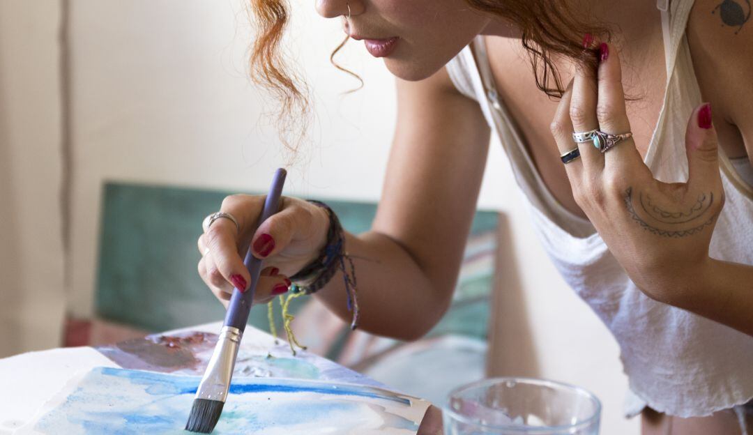 Activista feminista es absuelta tras ser acusada de pornografía en cuadros