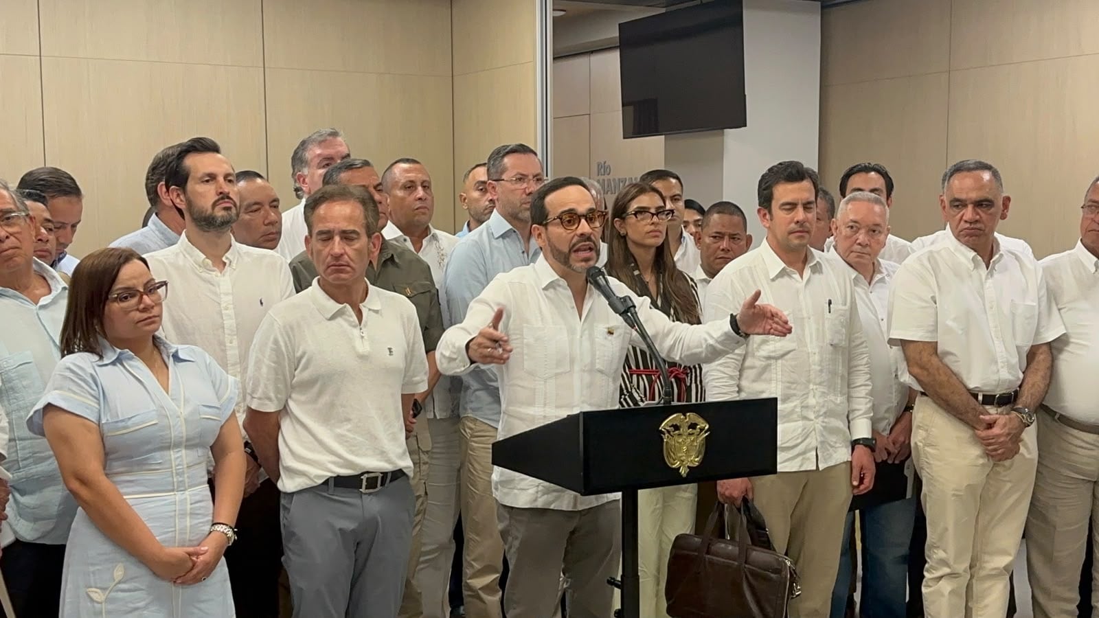 Tras reunirse con los alcaldes del Magdalena, De la Espriella anunció que las desalinizadoras para Santa Marta “no van”. Foto: David Echavez/ Caracol Radio.