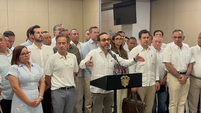 Tras reunirse con los alcaldes del Magdalena, De la Espriella anunció que las desalinizadoras para Santa Marta “no van”. Foto: David Echavez/ Caracol Radio.