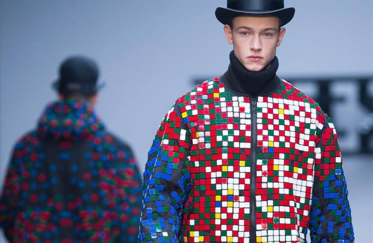 Una serie de modelos presentan la colección de otoño, invierno 2015 en la semana de la moda masculina en Londres, Inglaterra, que se realizará hasta el próximo 12 de enero.