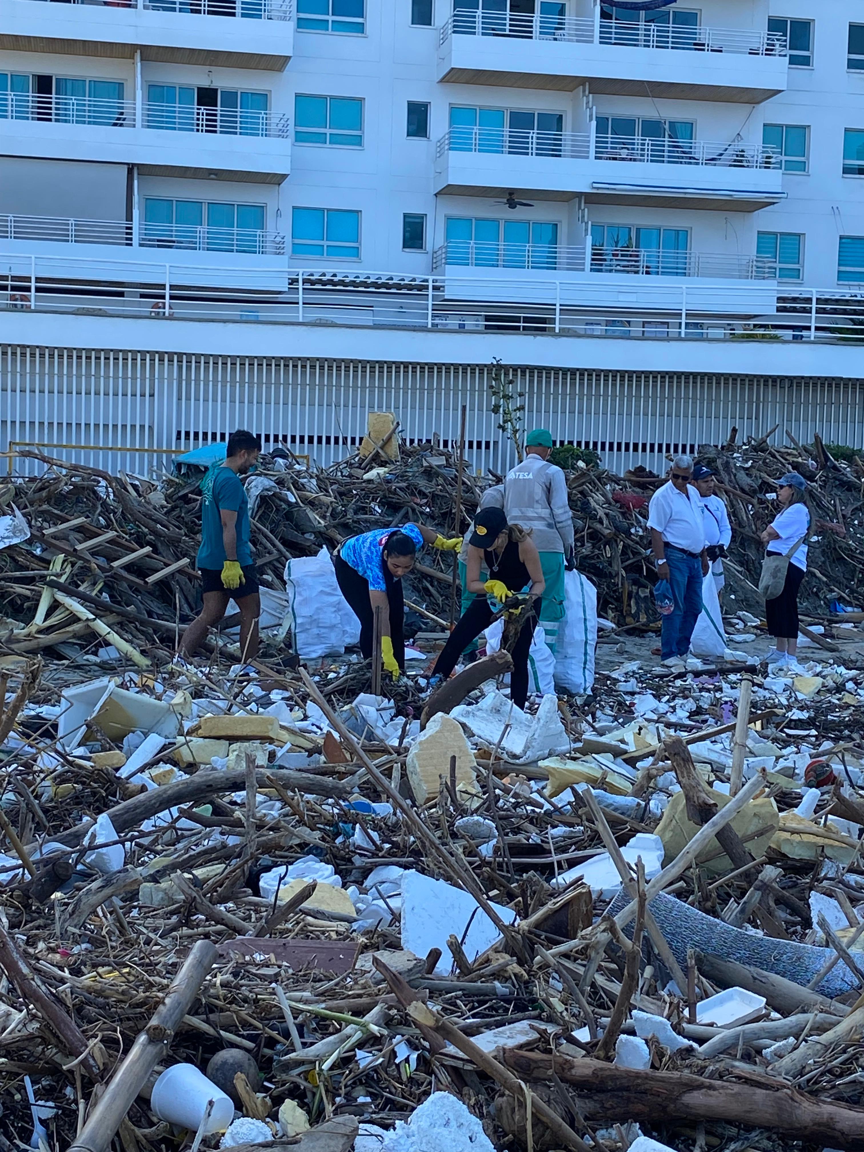 Retirados 280 metros cúbicos de residuos en la playa Los Cocos de Santa Marta/ Cortesía.