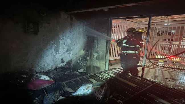 Las llamas consumieron los enseres. Foto Relacionada.