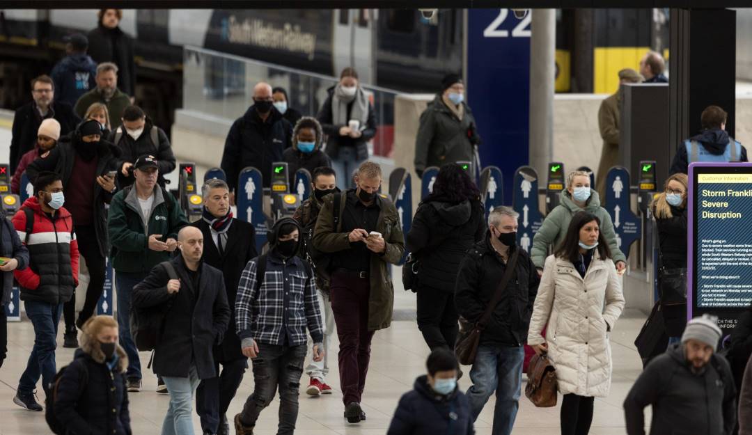 Relajación de medidas contra el coronavirus en el metro en Inglaterra.       Foto: Getty 