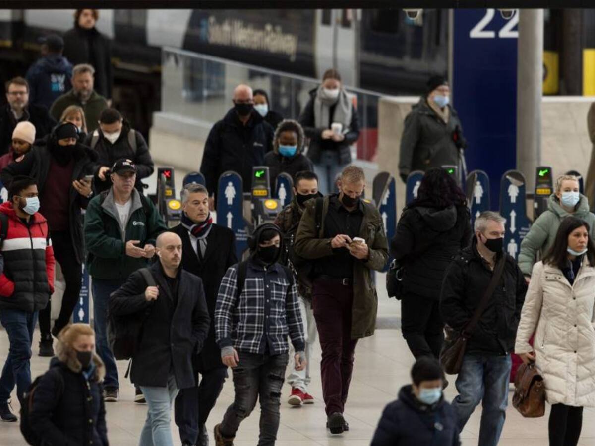 Contagiados con COVID-19 no deberán aislarse en Inglaterra