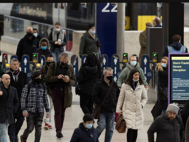 Relajación de medidas contra el coronavirus en el metro en Inglaterra.       Foto: Getty 