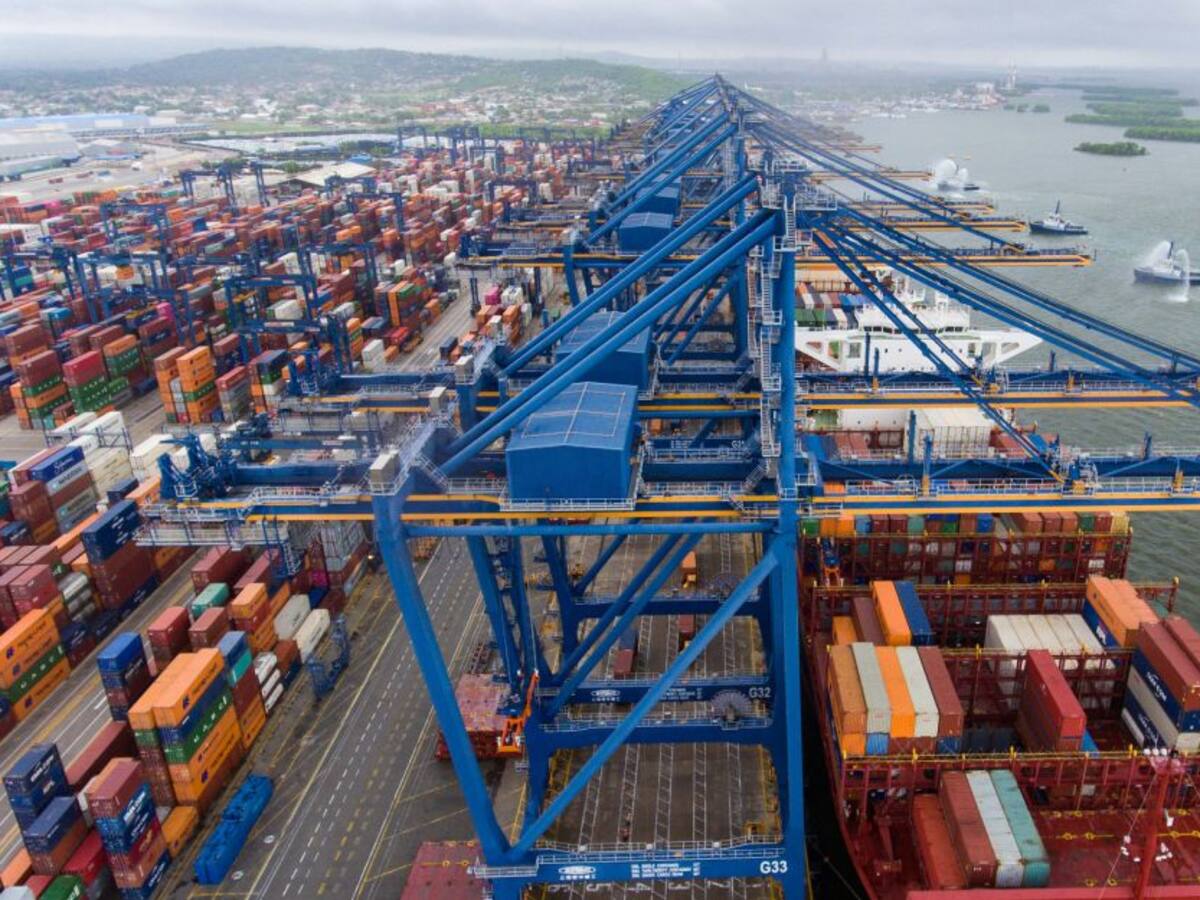 Grupo Puerto de Cartagena atiende operación de buques con 13 grúas