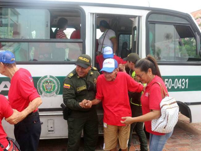 Policía lleva a adultos mayores de Cartagena a pasear por La Popa