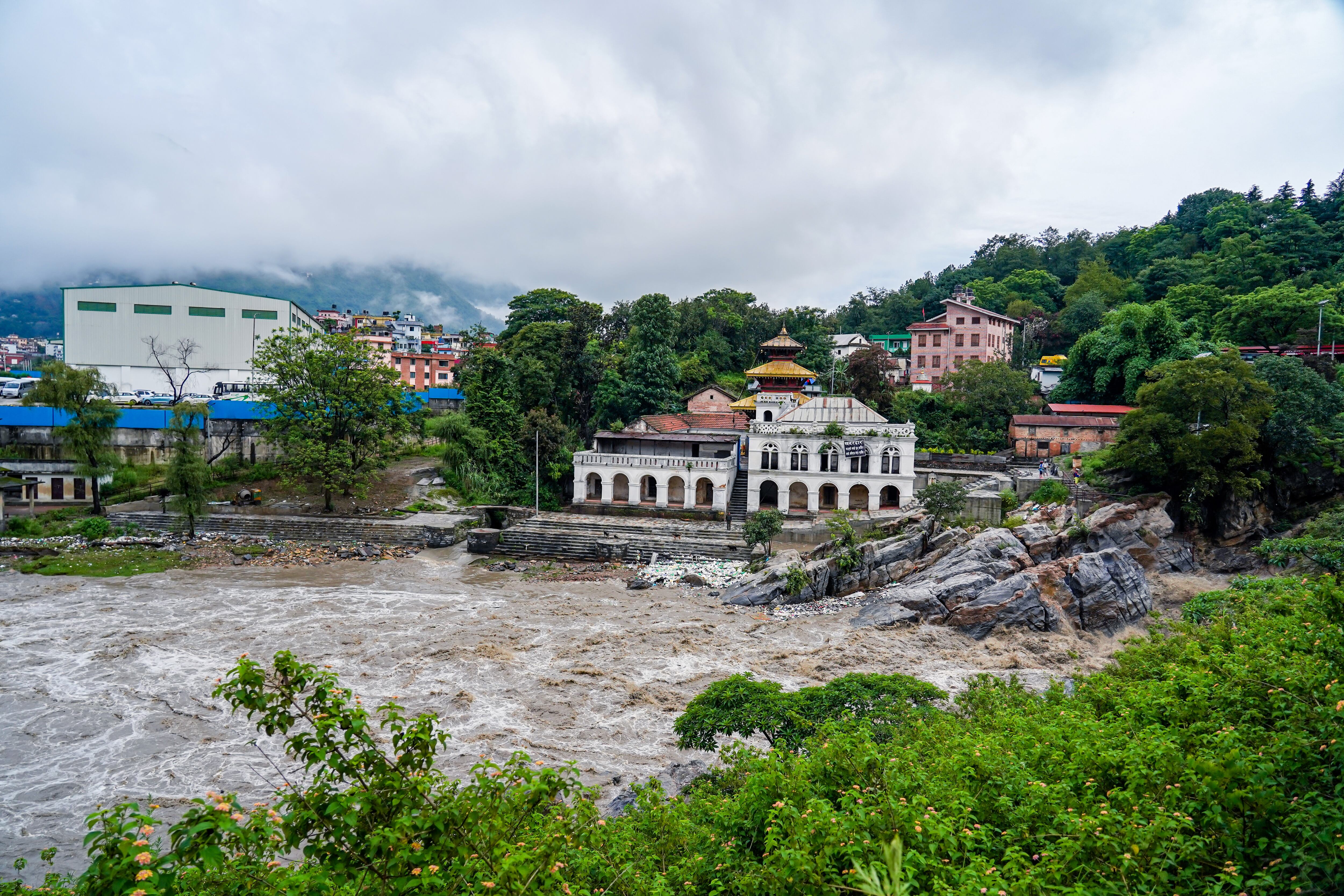 With the onset of the monsoon, the flow of the Bagmati River increases in Kathmandu, Nepal. Tomada de Getty Imagenes (Crédito: NurPhoto / Colaborador)