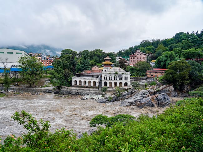 With the onset of the monsoon, the flow of the Bagmati River increases in Kathmandu, Nepal. Tomada de Getty Imagenes (Crédito: NurPhoto / Colaborador)