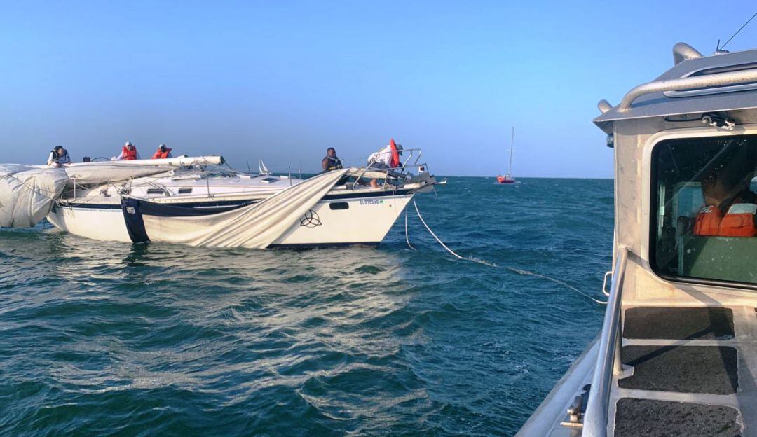 La nave reportó problemas en uno de sus mástiles