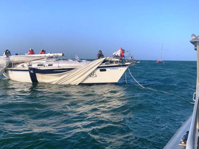 La nave reportó problemas en uno de sus mástiles