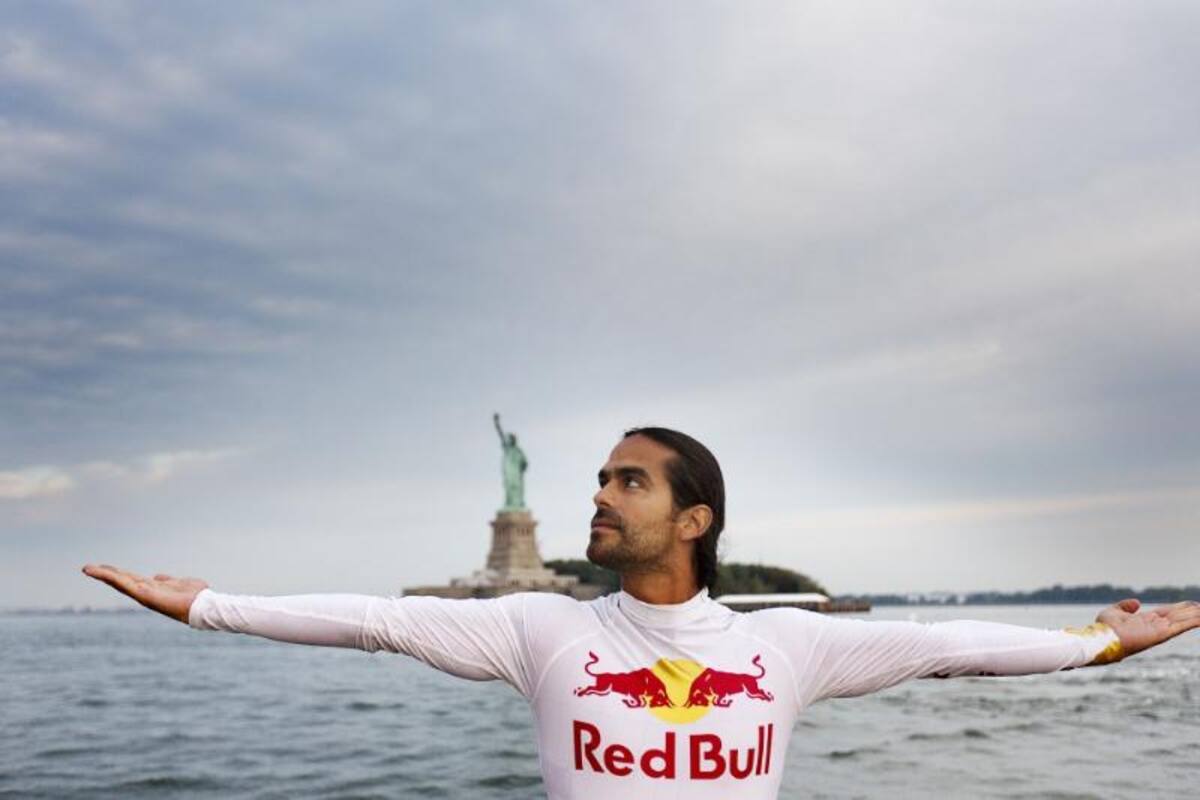 El clavadista colombiano saltó 23 metros desde un helicóptero como un adelanto de la quinta parada del Red Bull Cliff Diving World Series que se llevará a acabo en Boston (Estados Unidos).