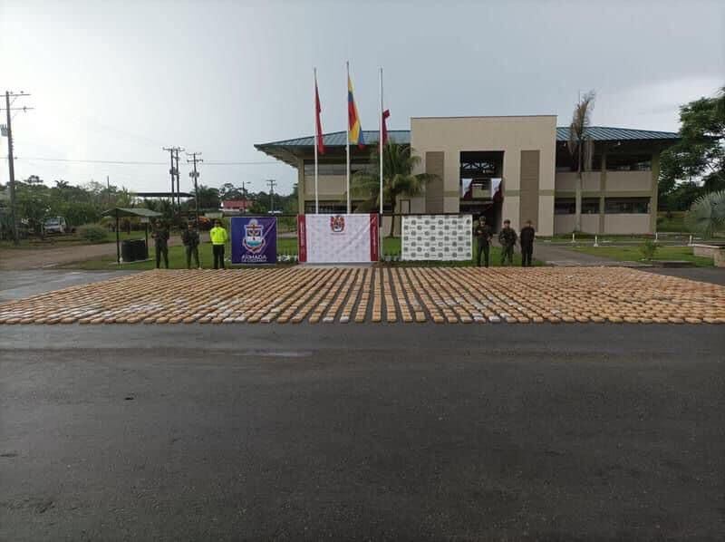 dos mil kilogramos de marihuana tenían como destino final en Brasil.  Foto Armada de Colombia.
