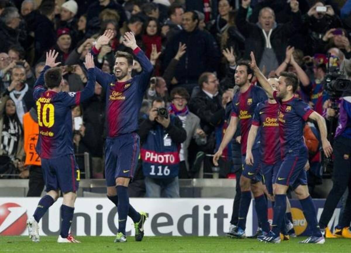Los jugadores del FC Barcelona celebran el cuarto gol ante el Milan, marcado por Jordi Alba