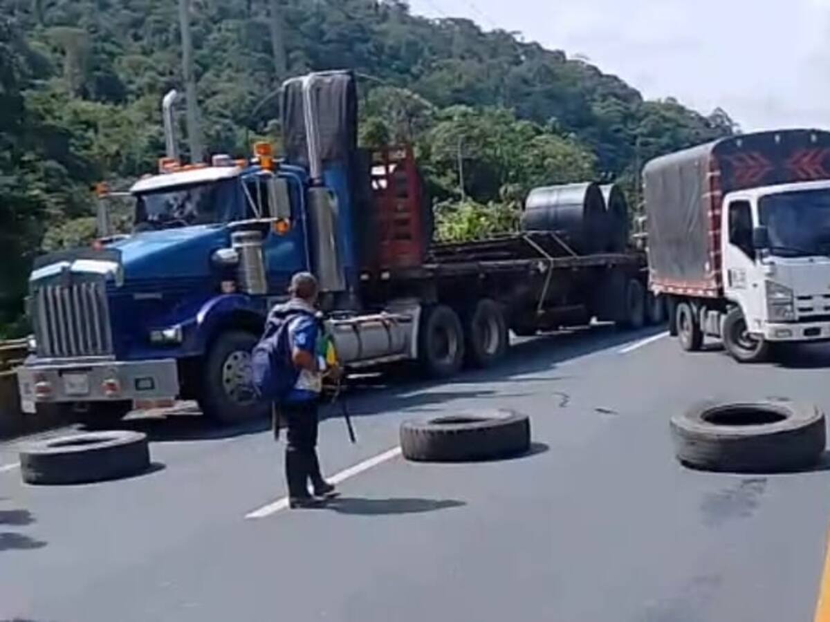 Bloqueo en la vía a Buenaventura, comunidades indígenas exigen presencia del Gobierno Nacional