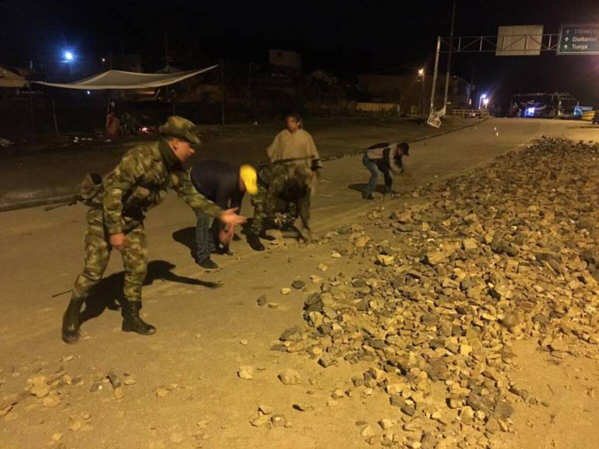 En la vía Tibasosa-Sogamoso, camioneros en paro sólo permitirán el paso de vehículos particulares