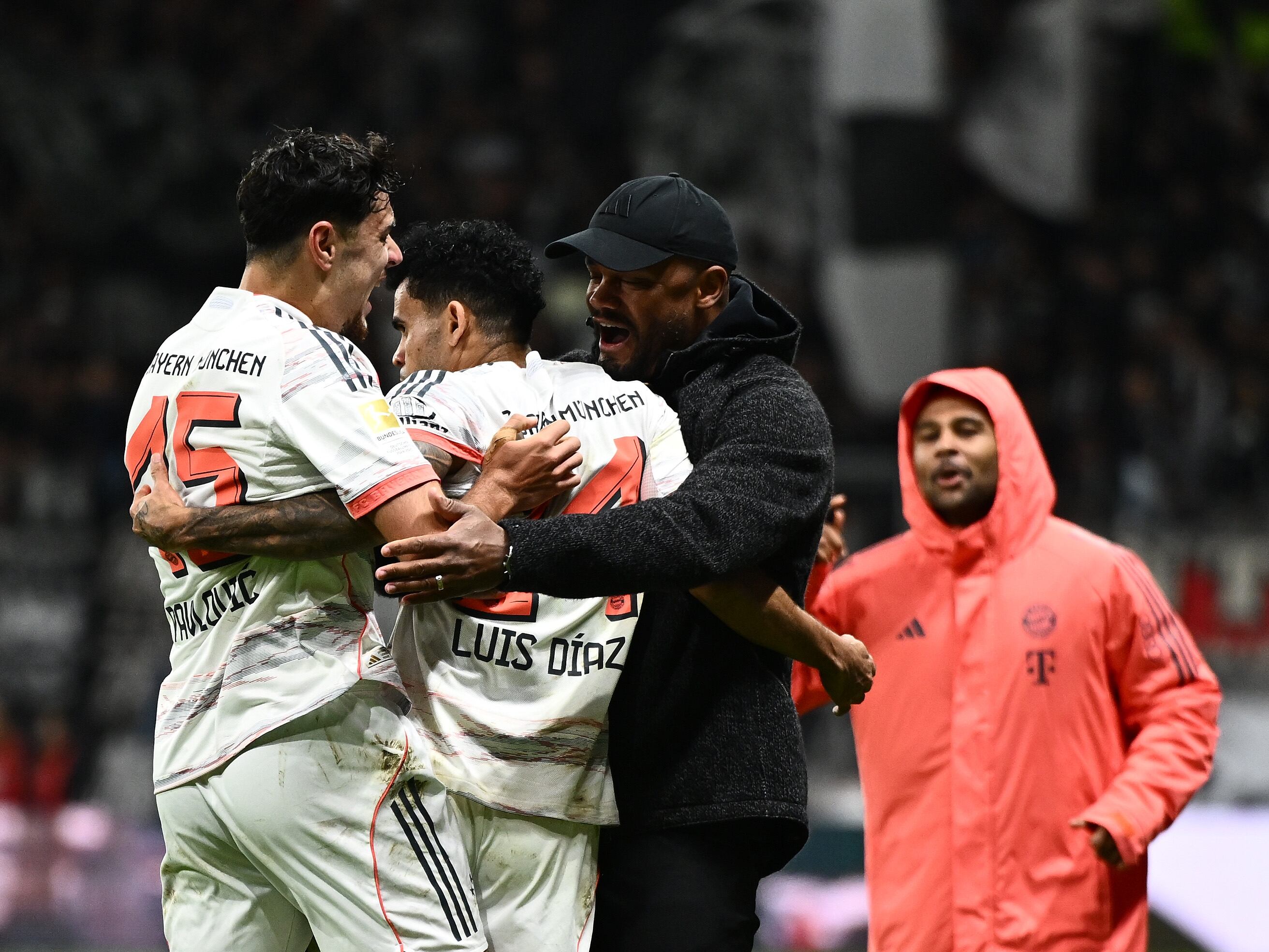 Luis Díaz celebra un gol con Vincent Kompany. (Photo by A. Scheuber/FC Bayern via Getty Images)