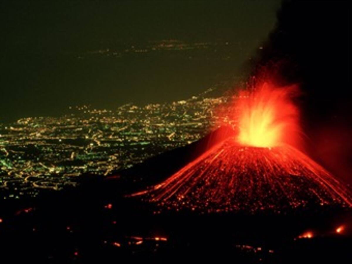 El volcán italiano Etna entra en erupción y deja una nube de cenizas