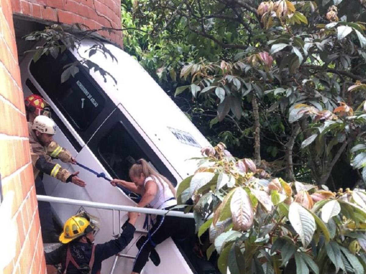 Rescatan a dos personas que por poco caen de un edificio en su vehículo