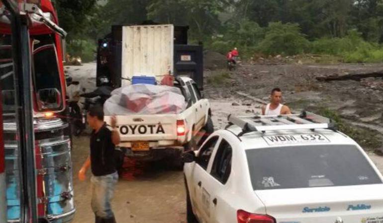 Funcionarios atendiendo las emergencias viales provocadas por las lluvias.