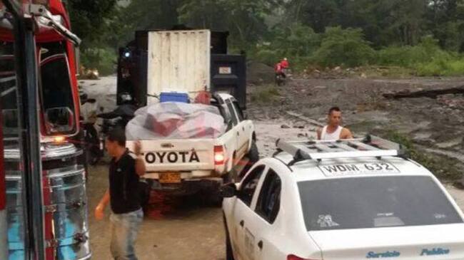 Funcionarios atendiendo las emergencias viales provocadas por las lluvias.