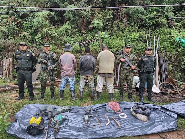 Ejército Nacional captura a 3 sujetos por el presunto delito de explotación ilícita de yacimientos mineros en el departamento de Antioquia. Foto: Cortesía Cuarta Brigada.