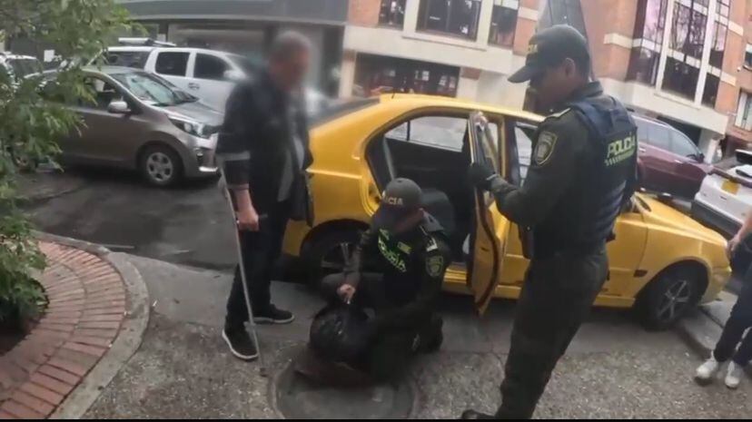 Momento de la captura de un adulto mayor llevando Cocaína.