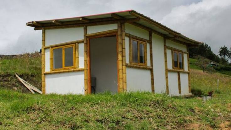 Vivienda rural digna en el campo colombiano: construyen casas con materiales no convencionales