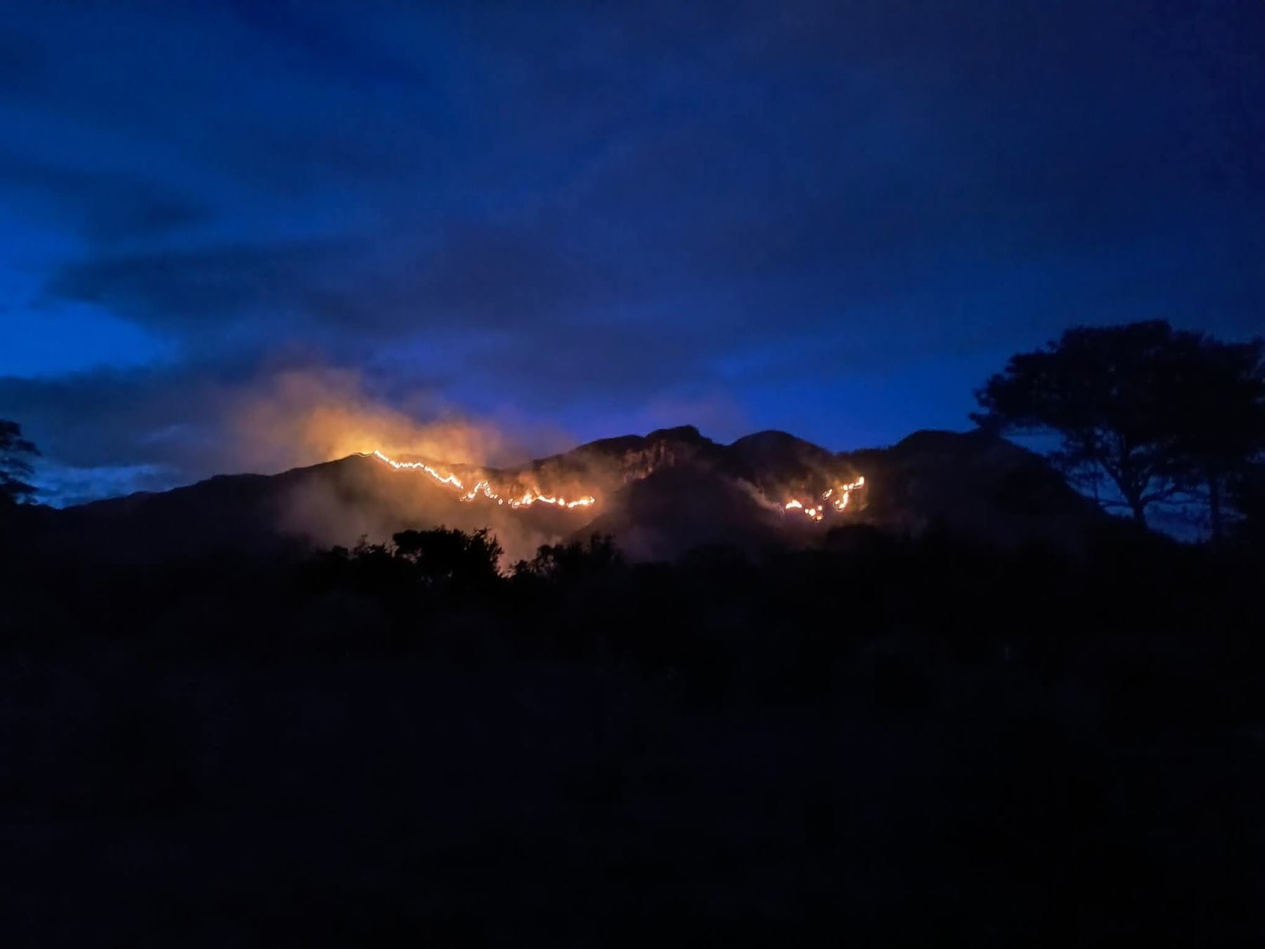 Incendio forestal en el cerro El Fraile en el Tolima