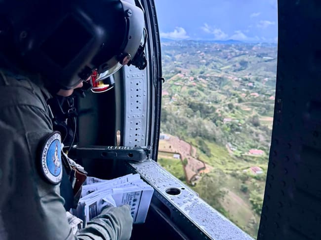 Fuerza Aérea lanza volantes de los más buscados. Cortesía: CACOM 5