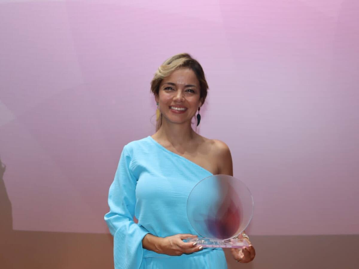 Premio Mujer Confa fue para Carolina Escobar Ramírez por la prevención en salud mental