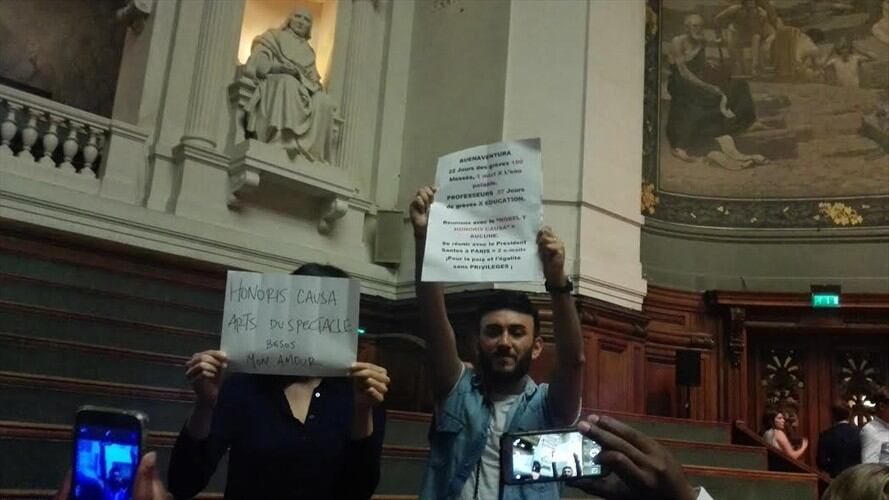 Dos colombianos en la Sorbona protestaron por el doctorado otorgado a Santos. Foto: La W.