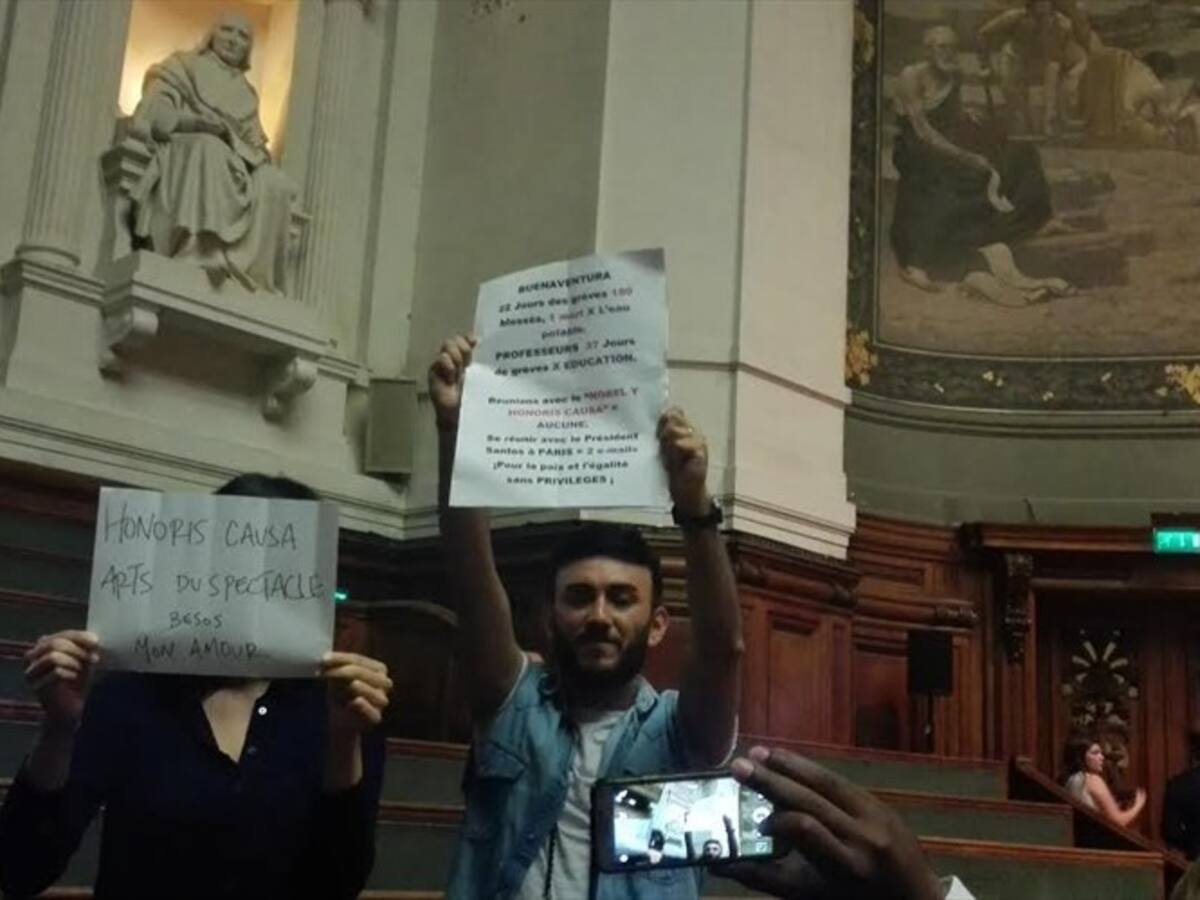 Dos colombianos en la Sorbona protestaron por el doctorado otorgado a Santos