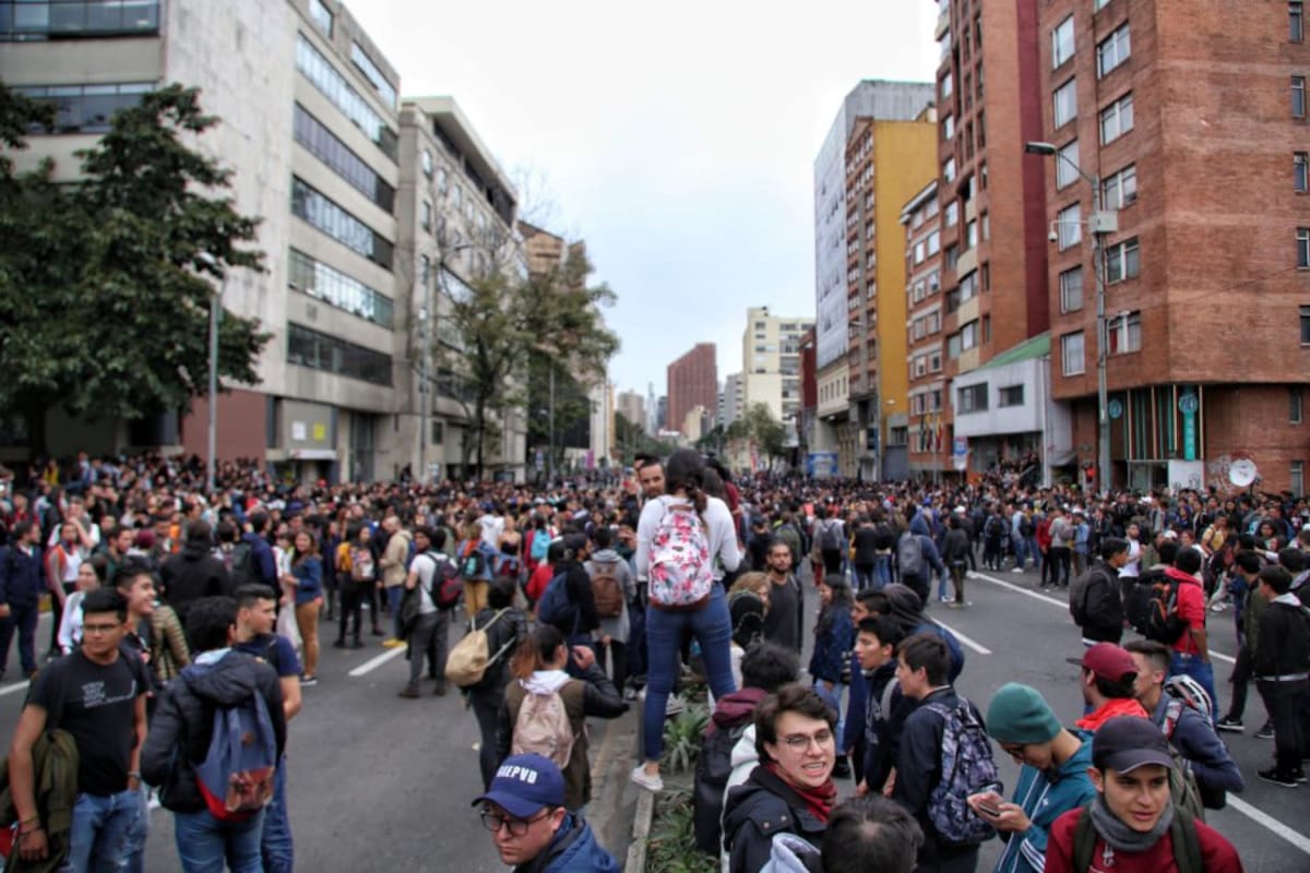 Estudiantes de la Javeriana y la Distrital se unen en protesta. 