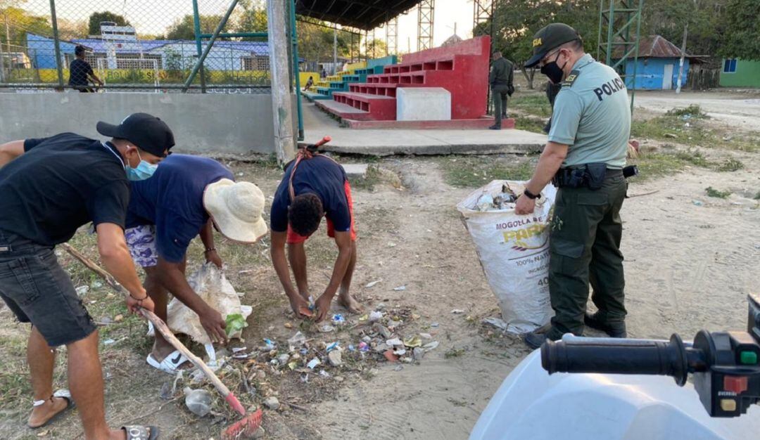 Limpieza en el parque principal de El Salado