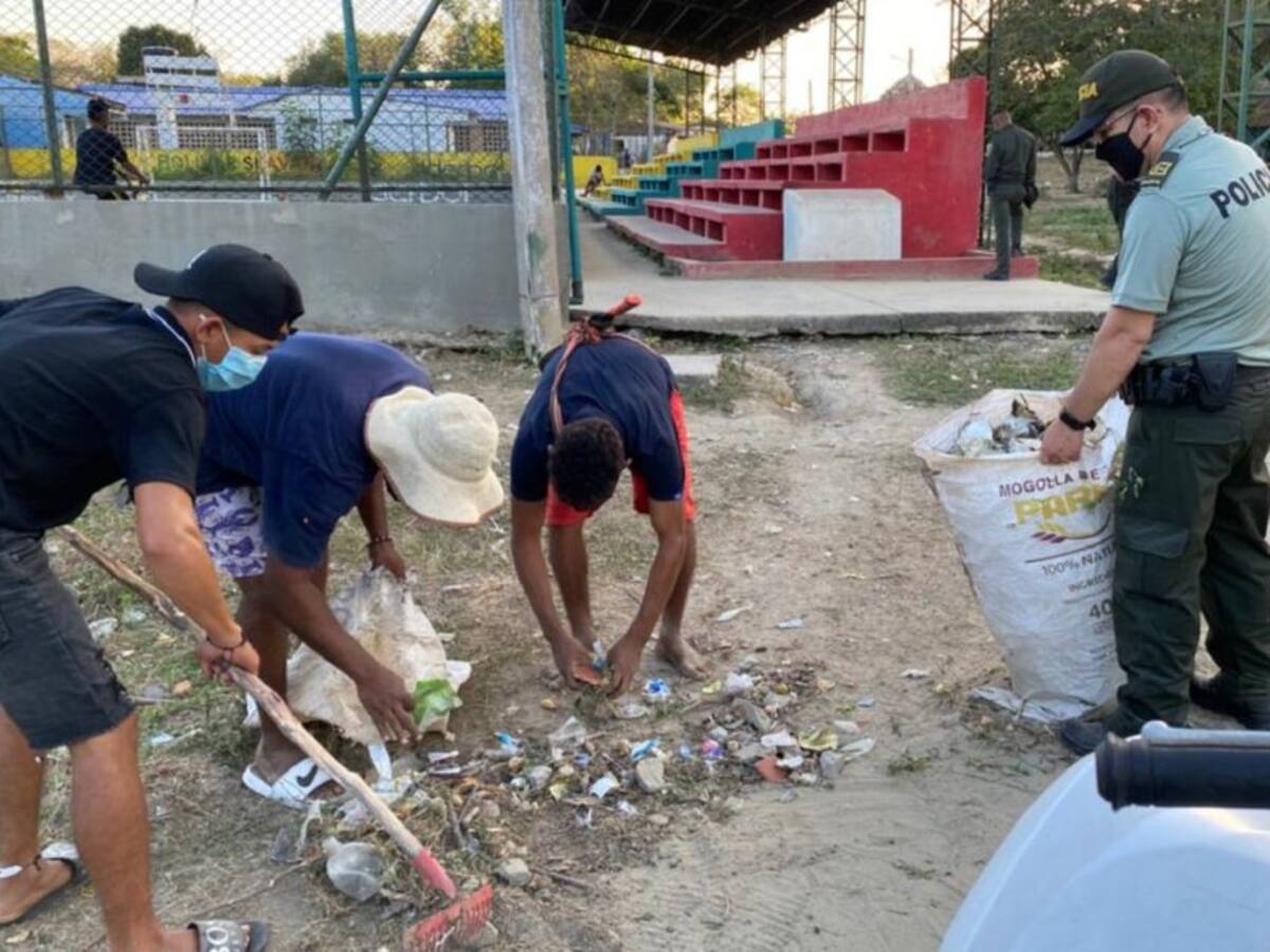 Policía y comunidad de El Salado se unen en el embellecimiento del parque