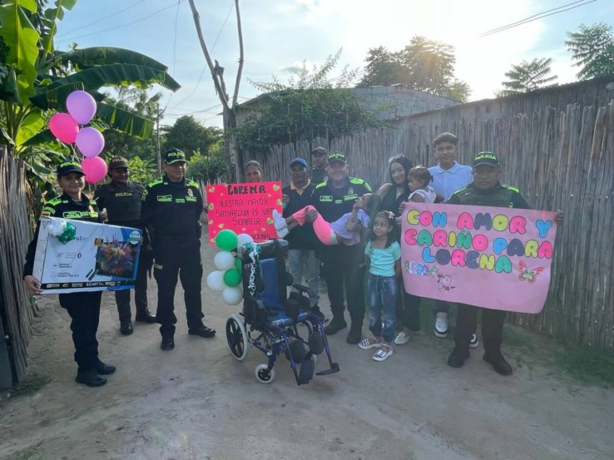 Policía regaló una silla de ruedas a niña con parálisis cerebral en Bolívar