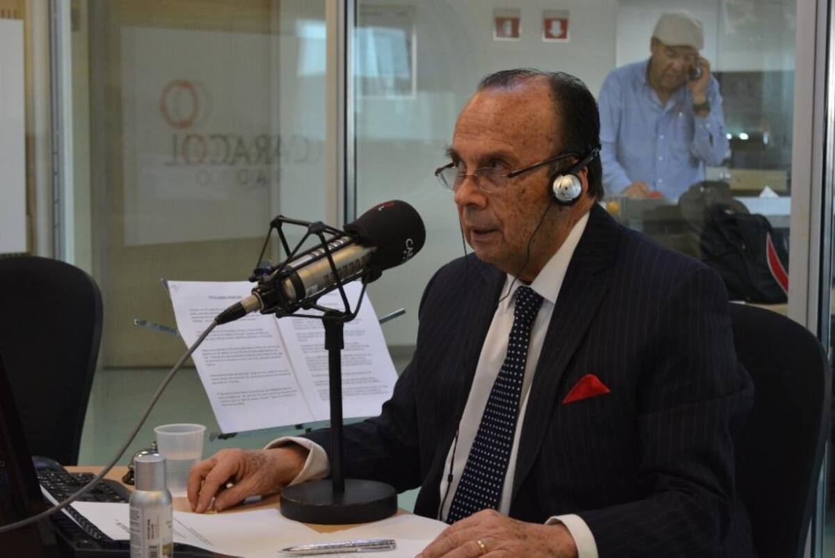 Tras dos décadas de estar inundando de humor a los colombianos, el admirado periodista se retira de La Luciérnaga, vea como desarrolla su último programa.